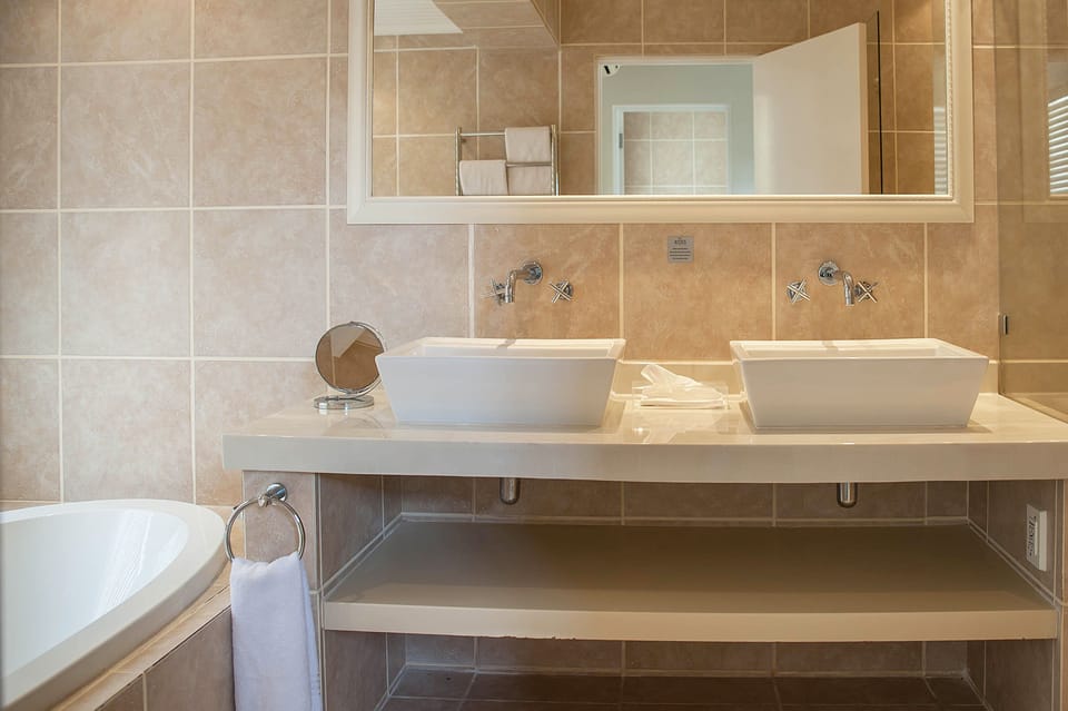 Shower, rainfall showerhead, free toiletries, hair dryer