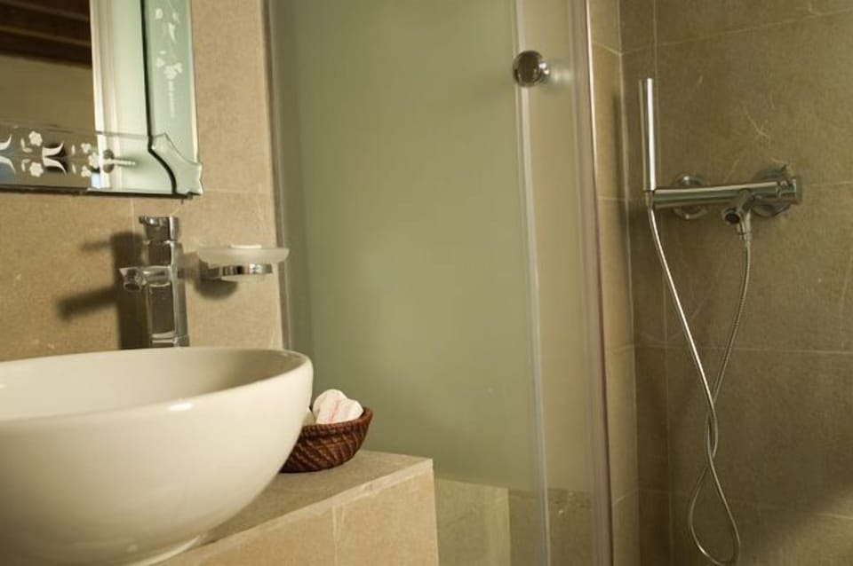 Separate tub and shower, hair dryer