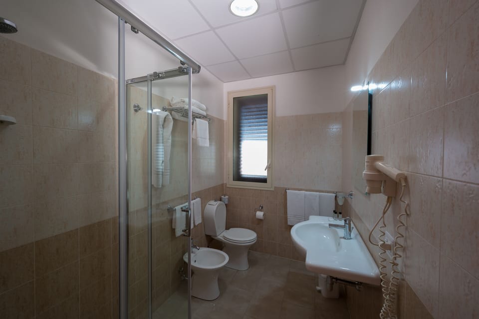 Triple Room | Bathroom | Shower, bidet, towels