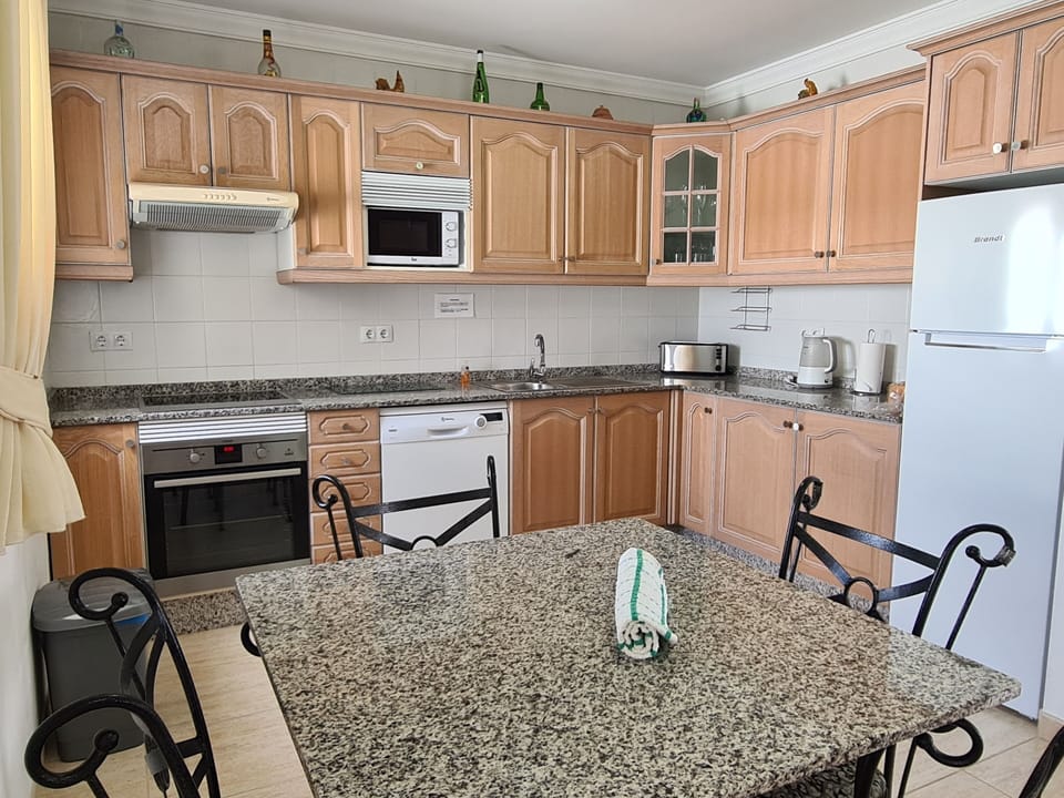 Fully fitted kitchen