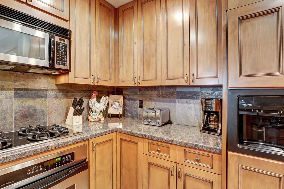Condo, 2 Bedrooms | Private kitchen | Fridge, microwave, oven, coffee/tea maker