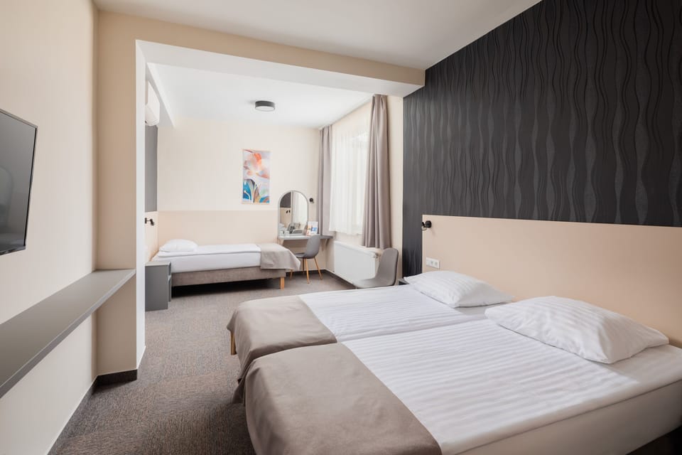 Hypo-allergenic bedding, in-room safe, desk, blackout drapes