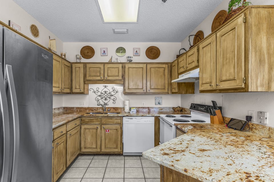 Fully Equipped Kitchen with Breakfast Bar