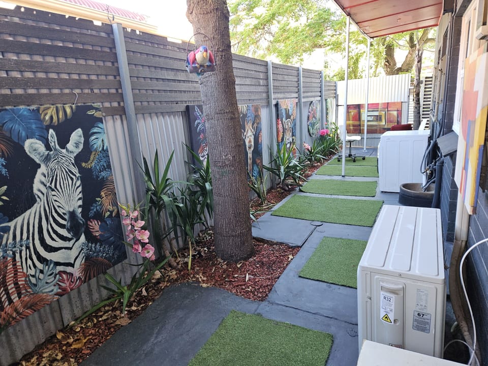 small private fenced back area (perfect for dogs)