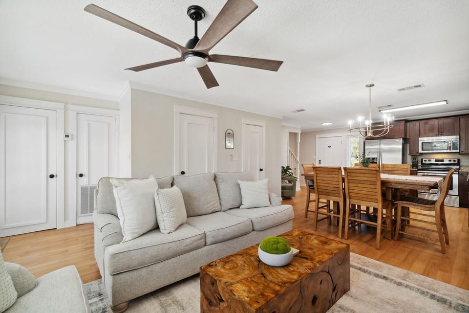 Living Area, Queen Sleeper Sofa