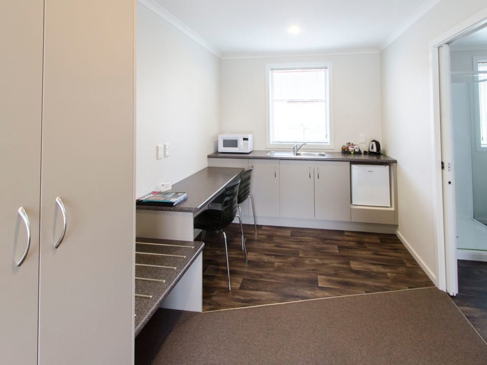Access Studio | Private kitchenette | Coffee/tea maker, fridge, microwave, electric kettle