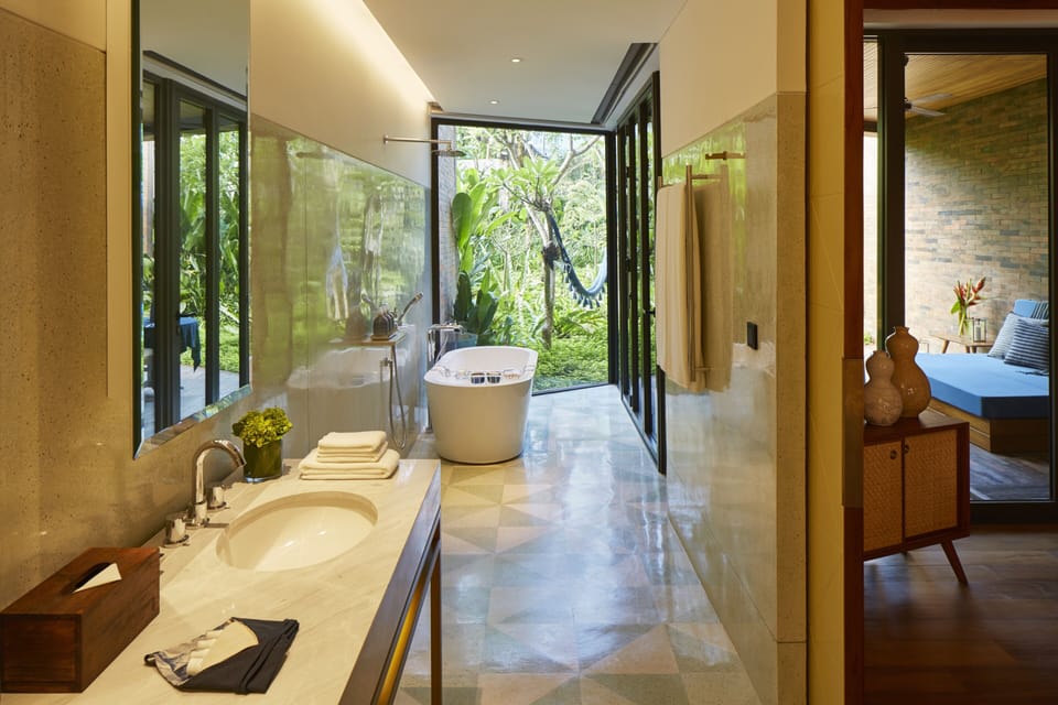 Garden Suite | Bathroom | Shower, free toiletries, hair dryer, bathrobes
