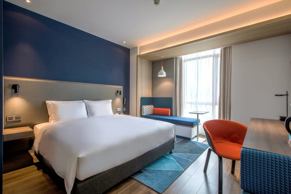 Standard Room, 1 King Bed | In-room safe, blackout drapes, soundproofing, iron/ironing board