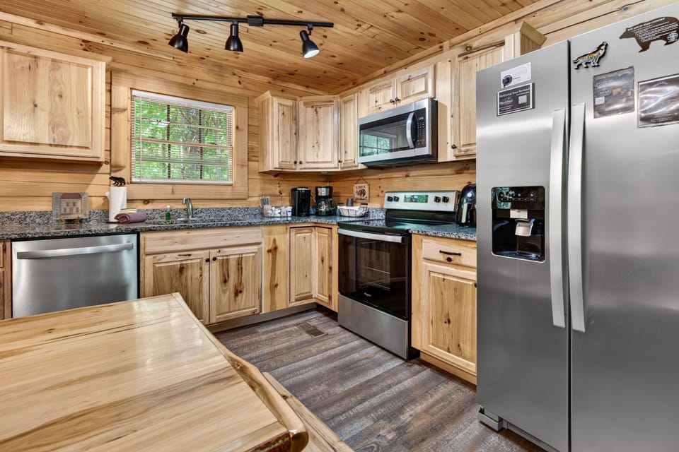 Cabin, 3 Bedrooms | Private kitchen | Coffee/tea maker, toaster