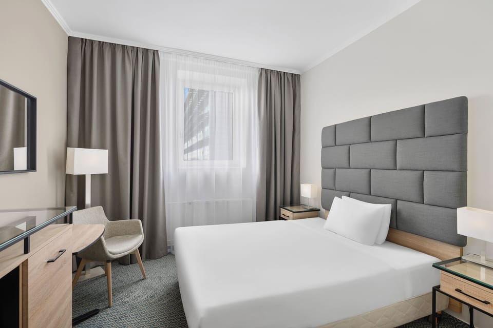 Superior Single Room, 1 Queen Bed | Desk, blackout drapes, free WiFi, bed sheets