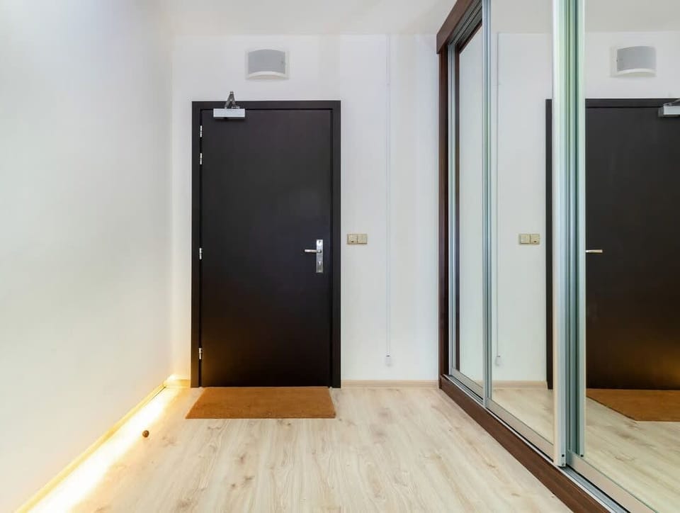 Entrance and spacious wardrobe.