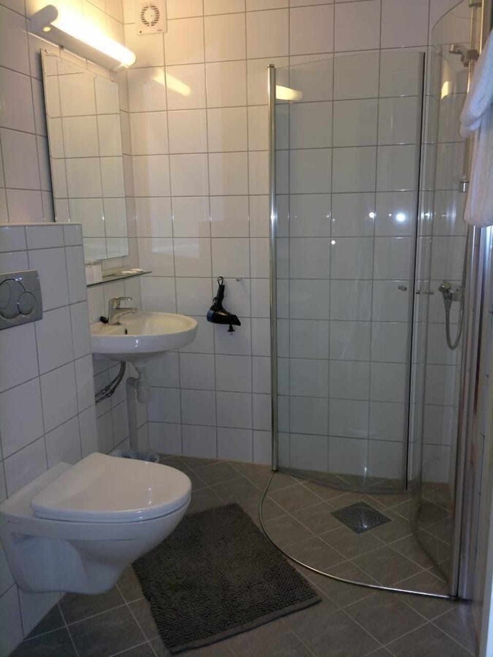 Shower, free toiletries, towels