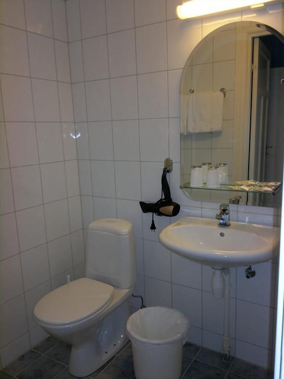 Shower, free toiletries, towels