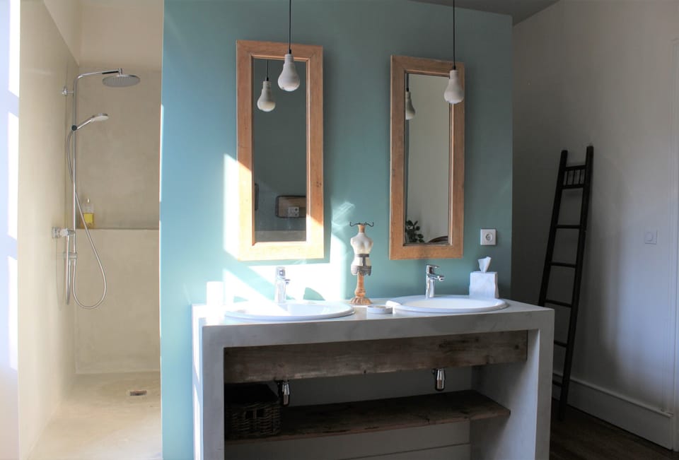 Superior Room (2) | Bathroom | Free toiletries, hair dryer, towels