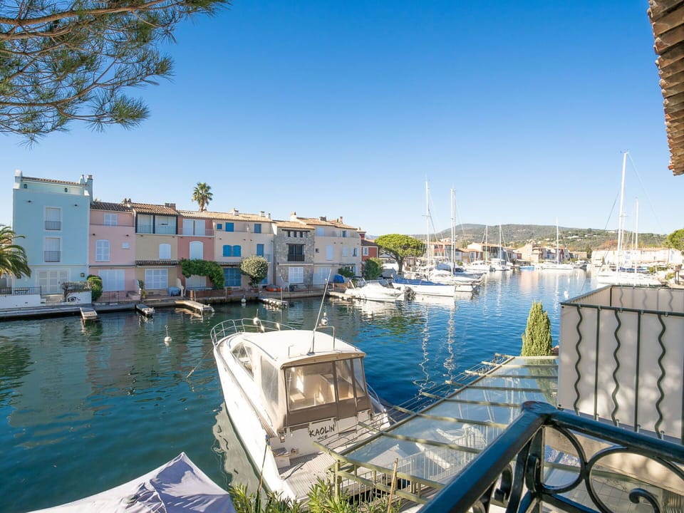 Water, Sky, Boat, Watercraft, Plant, Building, Tree, Lake, Vehicle, Neighbourhood