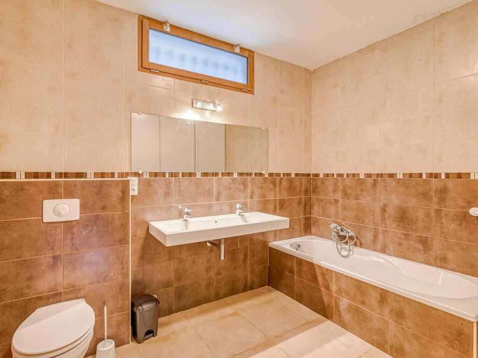 Brown, Mirror, Tap, Plumbing Fixture, Property, Bathroom Sink, Sink, Building, Bathroom, Bathtub