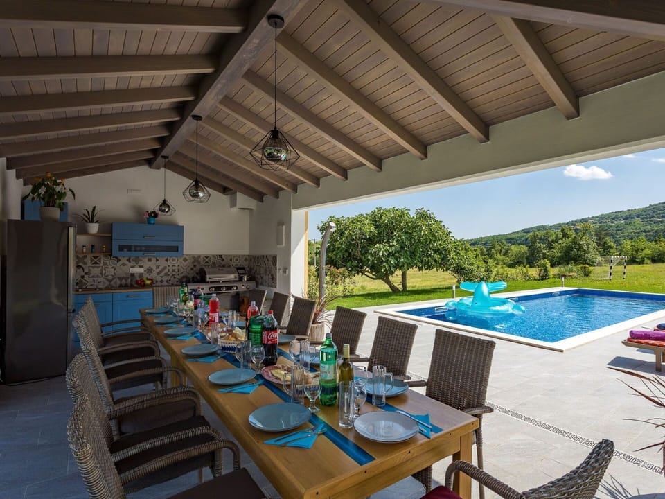 Water, Sky, Property, Swimming Pool, Plant, Azure, Tree, Grass, Leisure, Composite Material