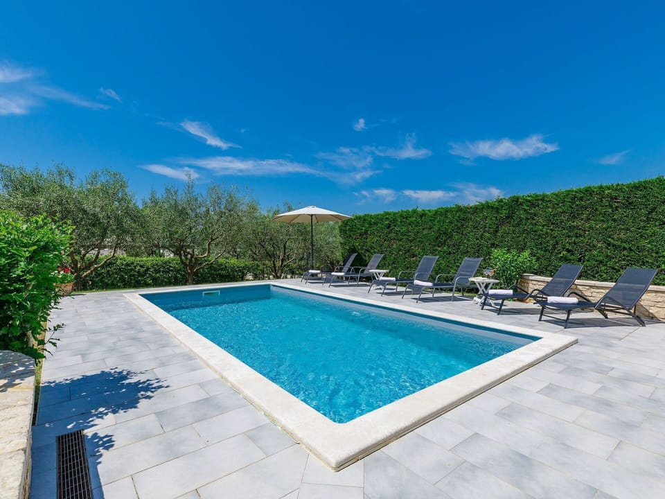 Water, Plant, Building, Daytime, Property, Sky, Swimming Pool, Azure, Tree, Body Of Water