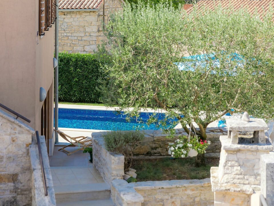 Property, Wall, House, Swimming Pool, Real Estate, Building, Backyard, Architecture, Landscape, Apartment
