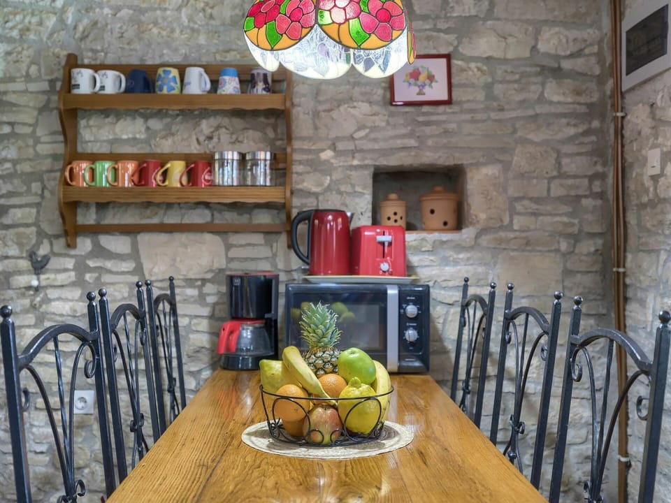 Table, Tableware, Property, Furniture, Green, Food, Interior Design, Yellow, Plate