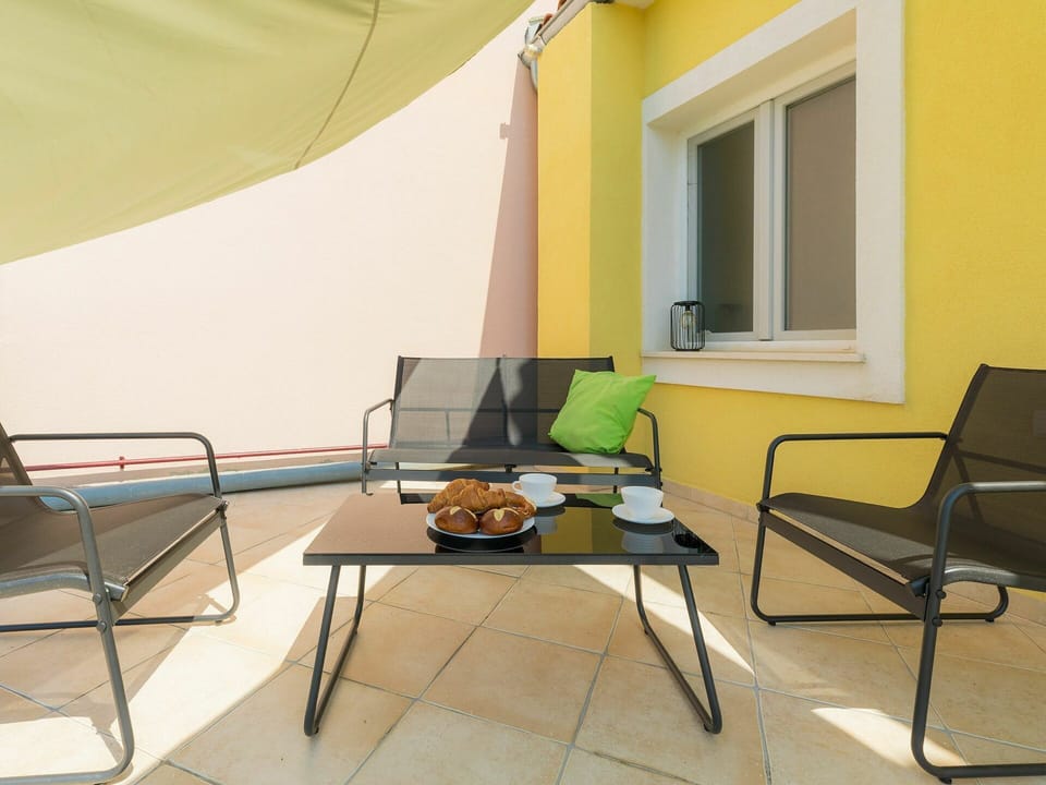 Table, Furniture, Building, Window, Shade, Comfort, Interior Design, Plant, Chair, Wood