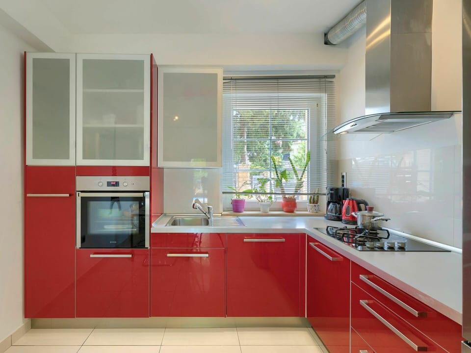 Tap, Cabinetry, Kitchen Sink, Countertop, Sink, Property, Plumbing Fixture, Houseplant, Window, Wood
