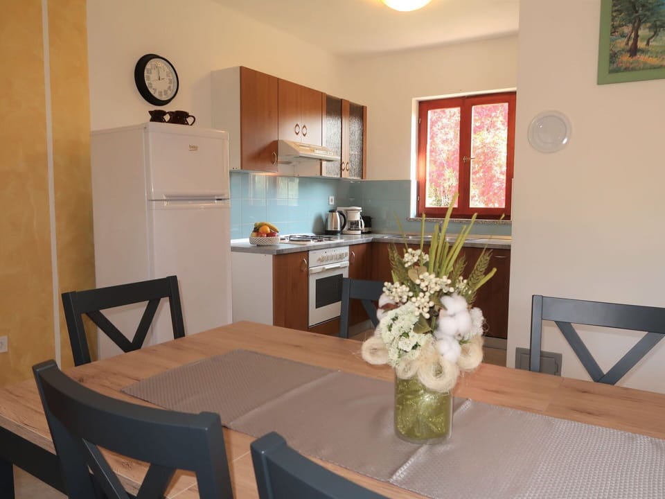 Table, Furniture, Property, Plant, Chair, Picture Frame, Interior Design, Flower, Building, Wood