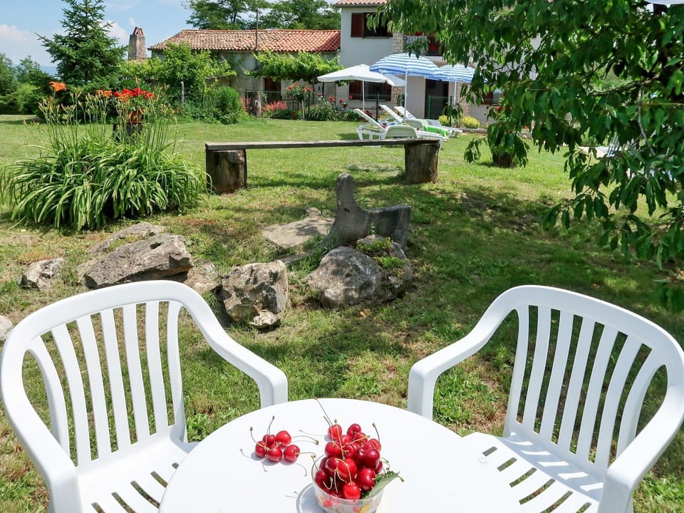Property, Backyard, Yard, Garden, Landscaping, House, Furniture, Home, Grass, Lawn