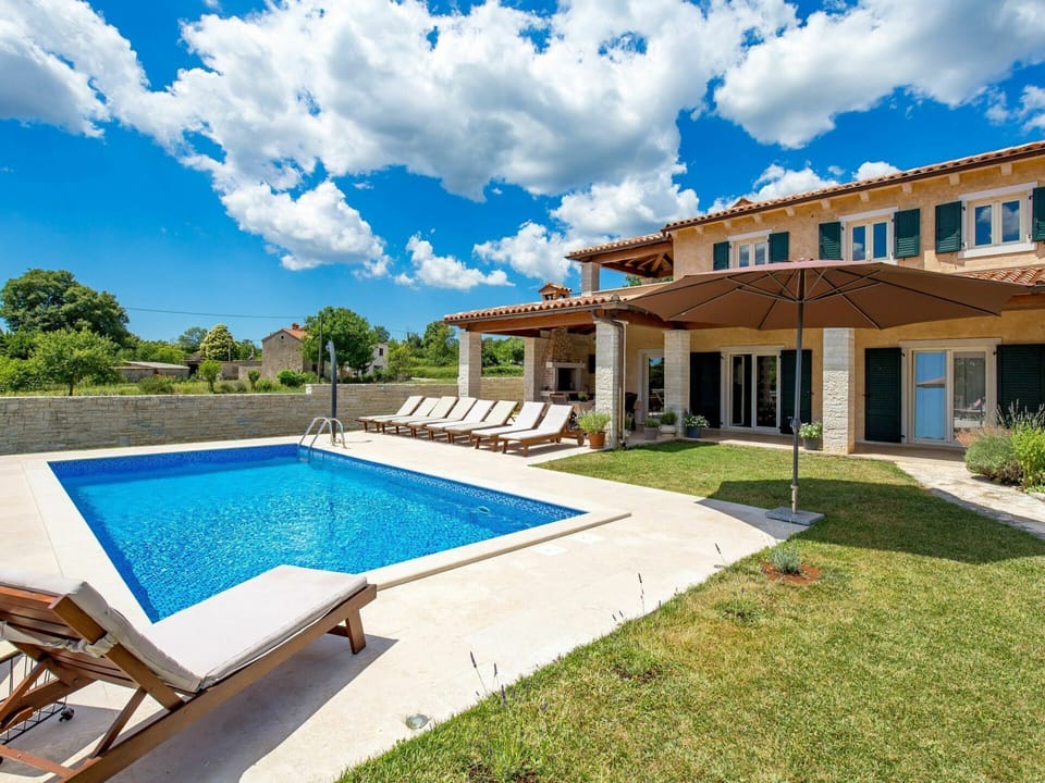 Cloud, Building, Plant, Sky, Water, Property, Blue, Window, Swimming Pool, Azure
