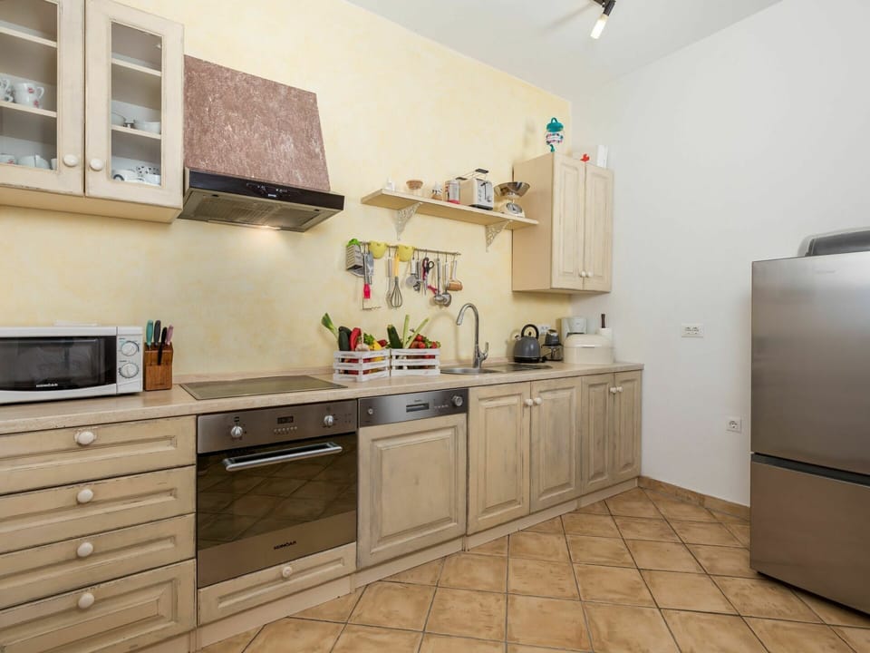 Countertop, Cabinetry, Tap, Sink, Property, Building, Kitchen Stove, Kitchen Sink, Drawer, Kitchen