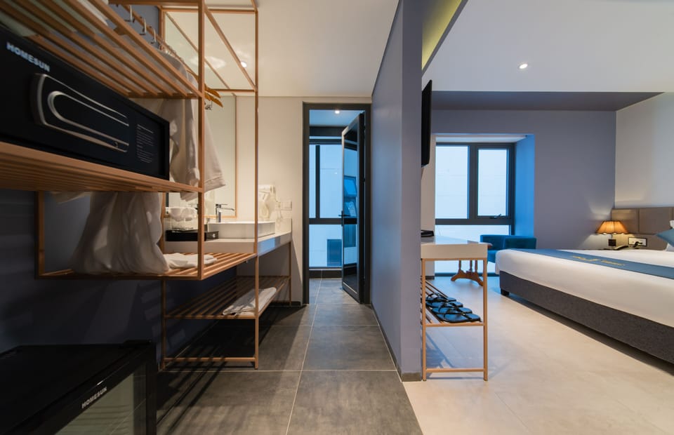 Deluxe Triple Room | Bathroom | Rainfall showerhead, free toiletries, hair dryer, bathrobes