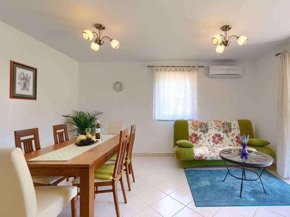 Table, Furniture, Property, Chair, Plant, Lighting, Interior Design, Picture Frame, Floor, Wood