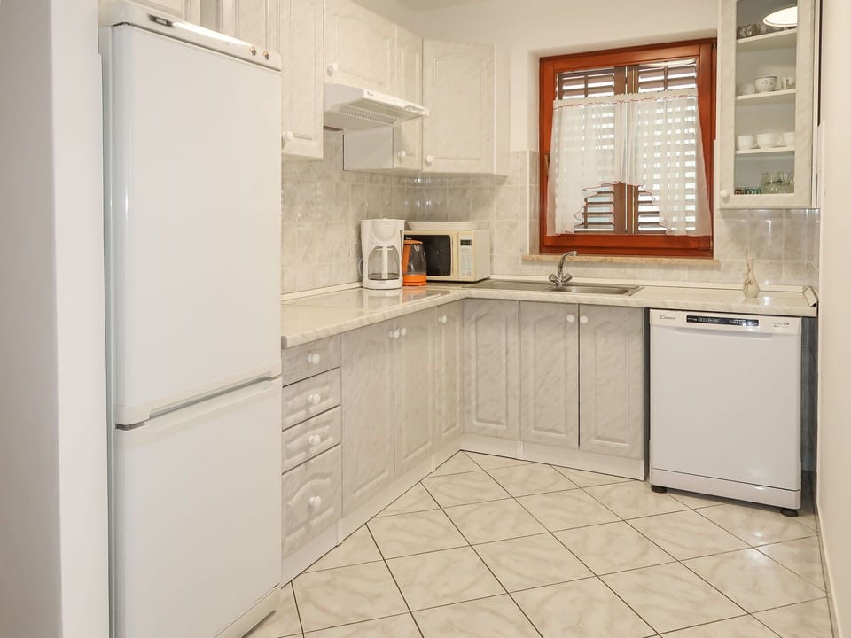 Cabinetry, Kitchen Sink, Countertop, Furniture, Property, Sink, Building, Kitchen Appliance, Window, Kitchen Stove