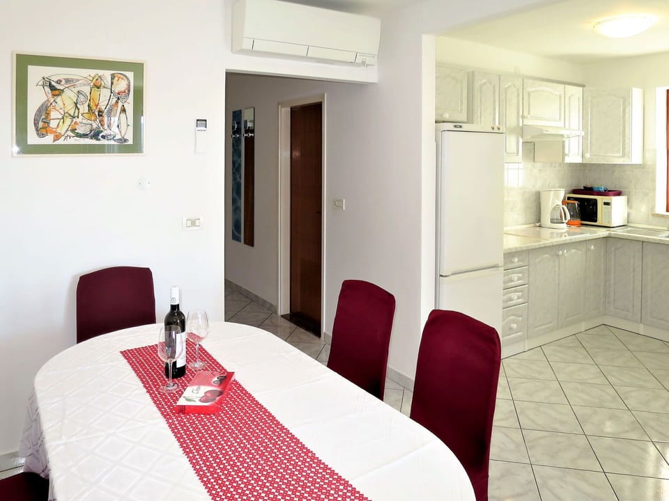 Furniture, Table, Property, Building, Chair, Cabinetry, Interior Design, Countertop, Tablecloth, Floor
