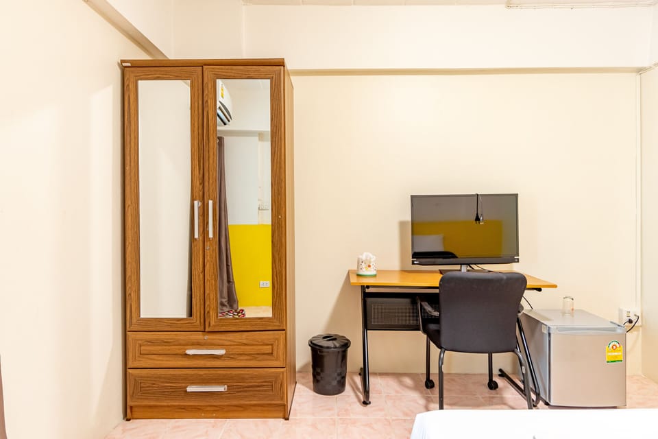Standard Queen Room | Desk, free WiFi, bed sheets