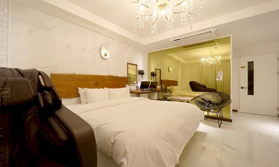 Suite Massage Chair | In-room safe, individually decorated, individually furnished, free WiFi