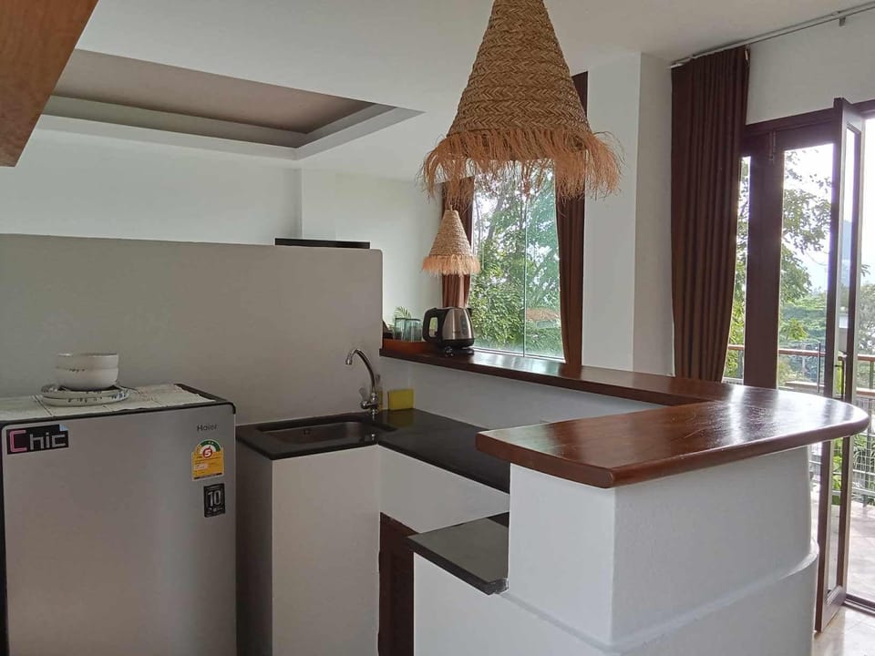 Deluxe Room, 1 Bedroom | Hypo-allergenic bedding available, desk, WiFi (free), bed sheets
