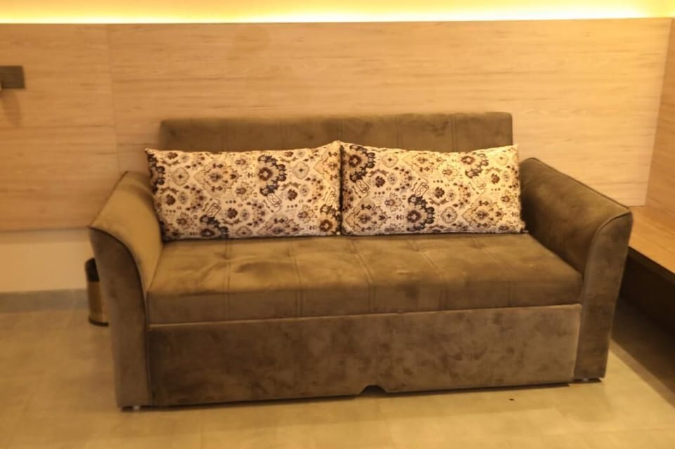 Deluxe Room | Living area | 32-inch LED TV with satellite channels, TV