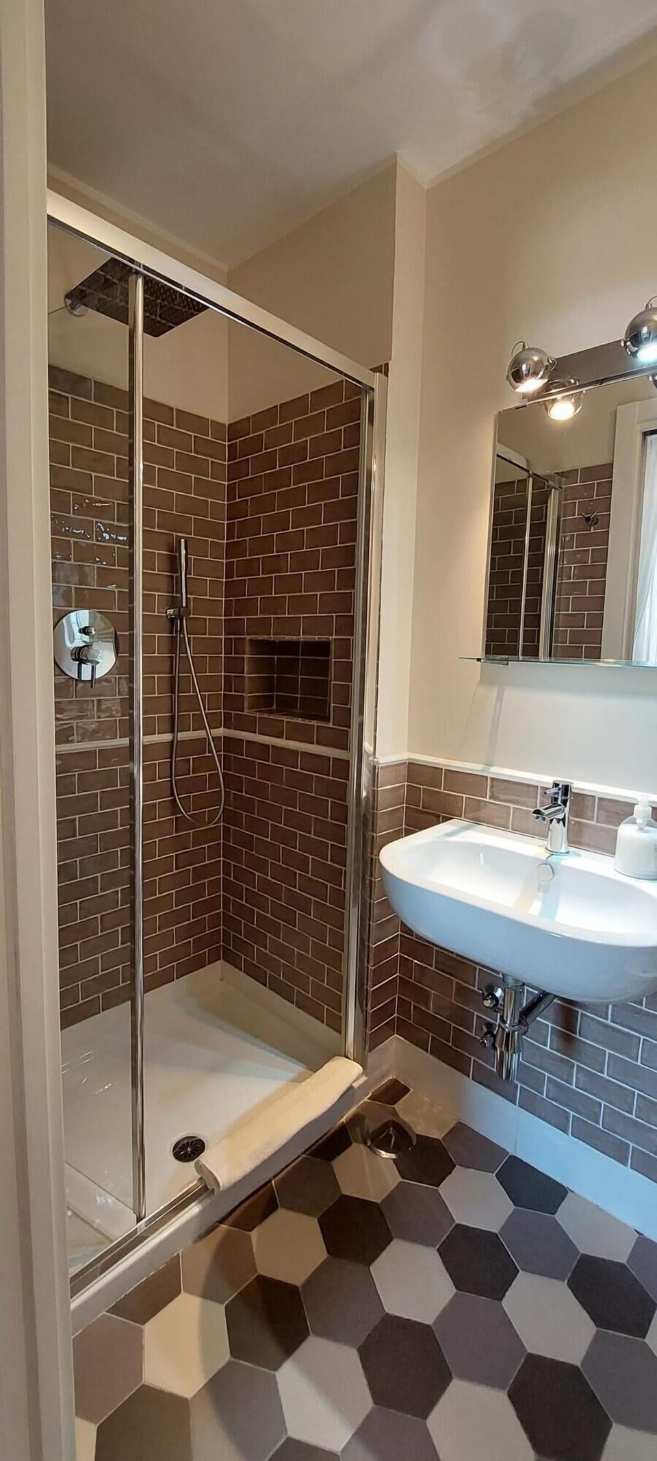 Standard Room, 1 Bedroom | Bathroom | Shower, rainfall showerhead, hair dryer, bidet
