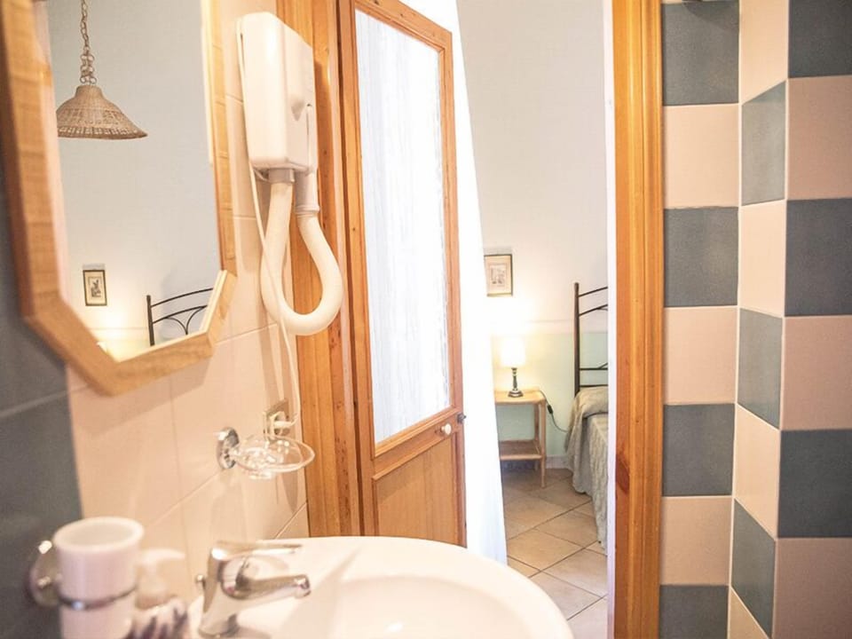Single Room, Private Bathroom (Papiro) | Bathroom sink