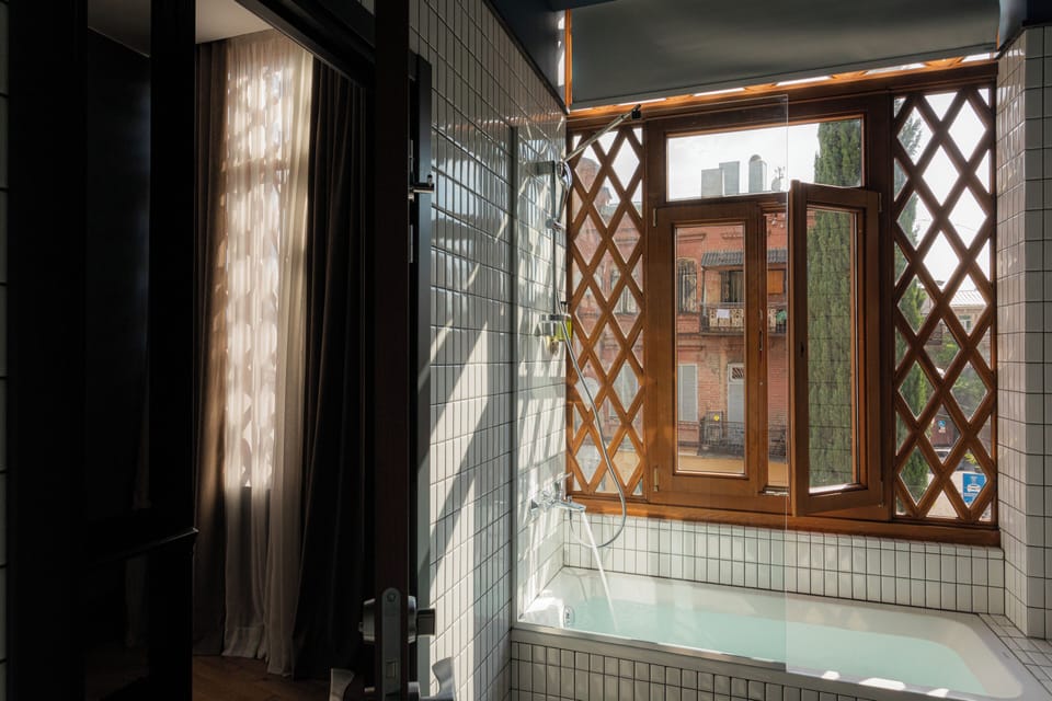 Executive Suite Room | Bathroom | Bathtub, eco-friendly toiletries, hair dryer, bathrobes