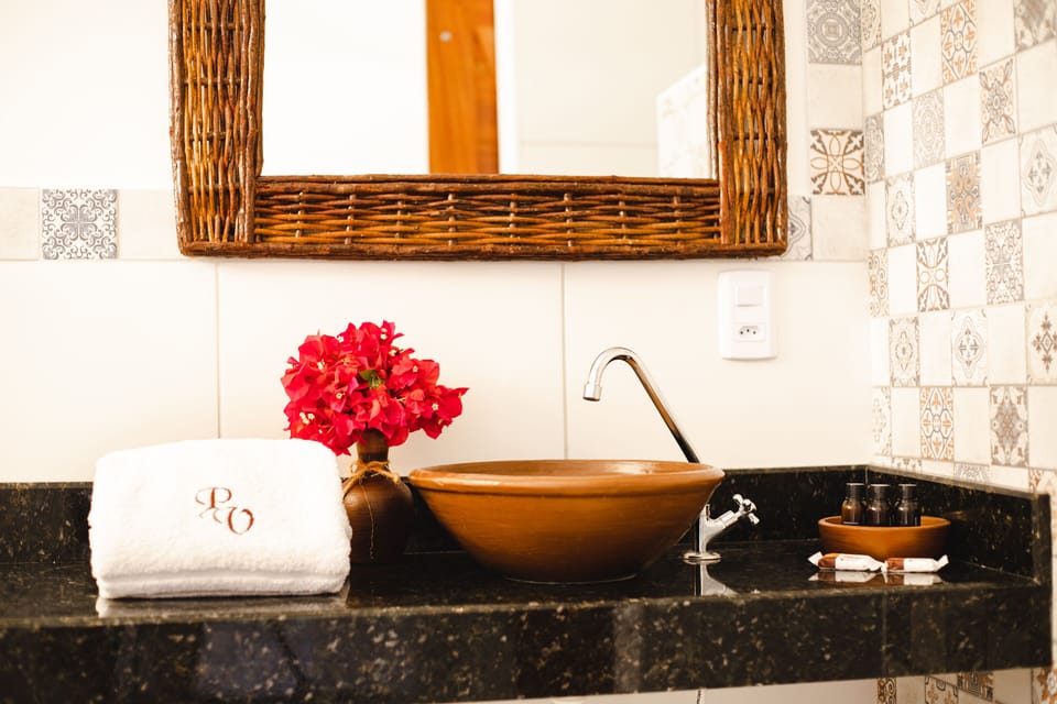 Shower, free toiletries, towels