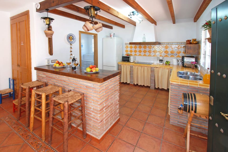 The typical Spanish open kitchen.