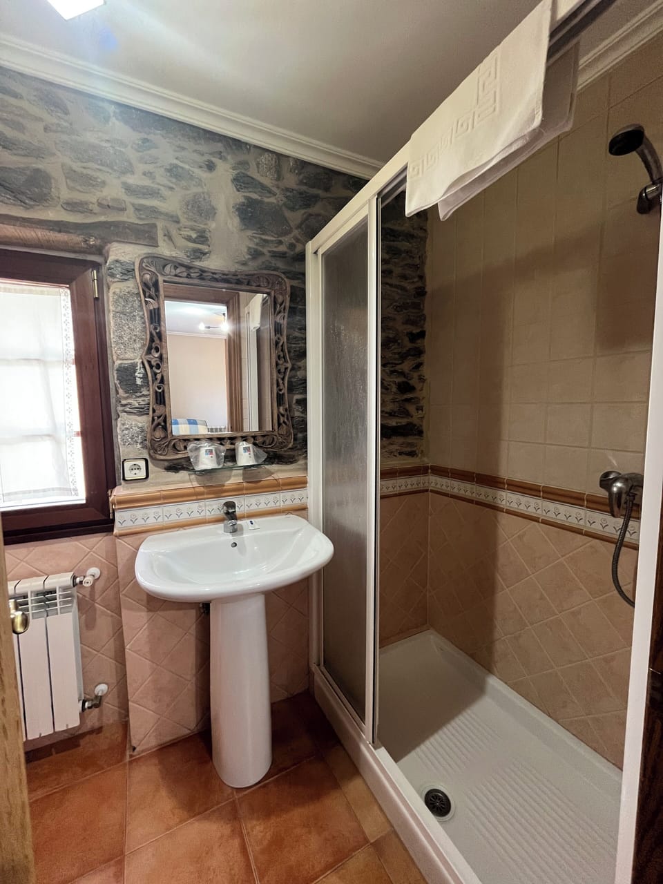 Double Room | Bathroom | Shower, free toiletries, hair dryer, towels