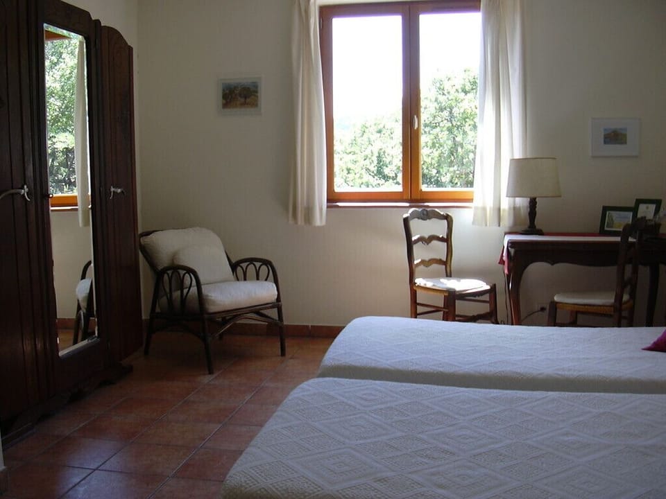 Double Room (Couchant) | Individually decorated, individually furnished, desk, laptop workspace