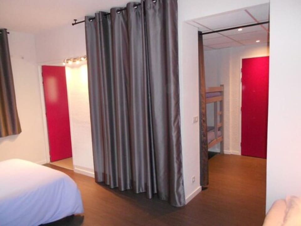 Quadruple Room | Individually furnished, soundproofing, free cribs/infant beds