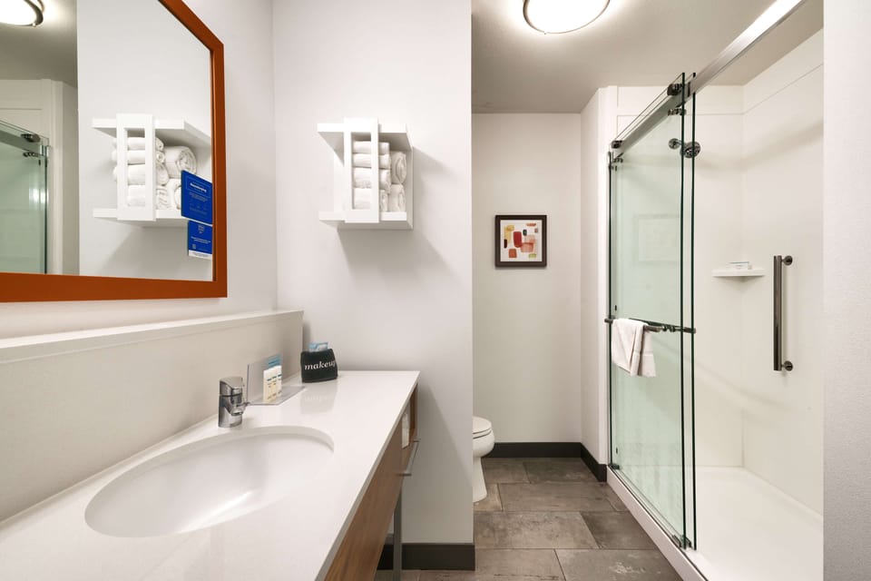 Studio, 1 King Bed, Refrigerator & Microwave (Wet bar) | Bathroom shower