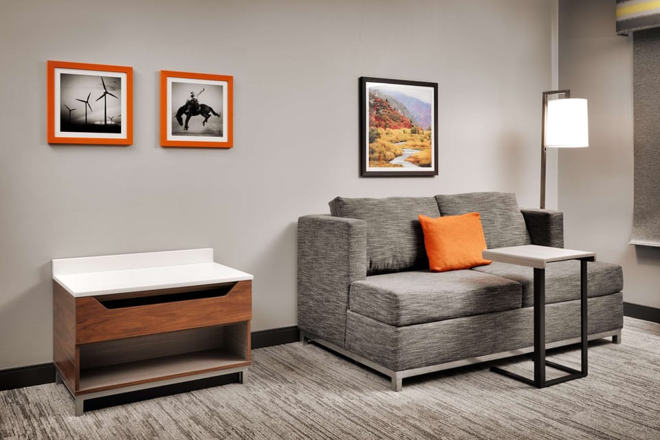 Studio, 1 King Bed, Refrigerator & Microwave (Wet bar) | Living area