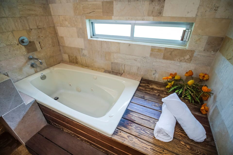 Junior Suite | Bathroom | Shower, towels, soap, shampoo