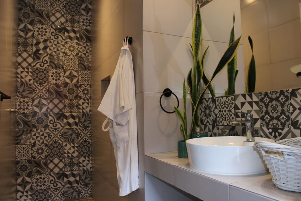 Deluxe Room, Bathtub | Bathroom | Shower, hair dryer, bathrobes, towels